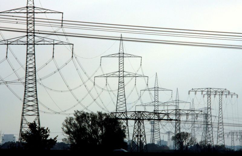 Imagen de archivo de líneas de alto voltaje y torres eléctricas cerca de Berlín, Alemania. 7 de noviembre, 2006. REUTERS/Pawel Kopczynski/Archivo