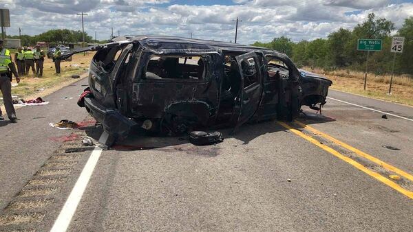 En esta imagen tuiteada por David Caltabiano de la televisora KABB/WOAI puede apreciarse una camioneta destrozada en la carretera 85 en Big Wells, Texas, tras estrellarse mientras huía de la Patrulla Fronteriza, el domingo 17 de junio de 2018. (David Caltabiano/KABB/WOAI vía AP)