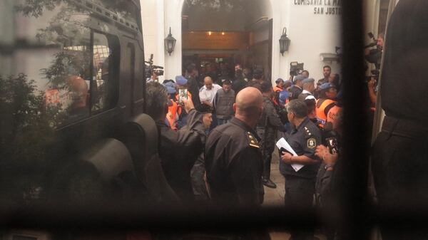 Durante la tarde de ayer lunes 19 de los detenidos en San Justo fueron trasladados a General Alvear y Marcos Paz