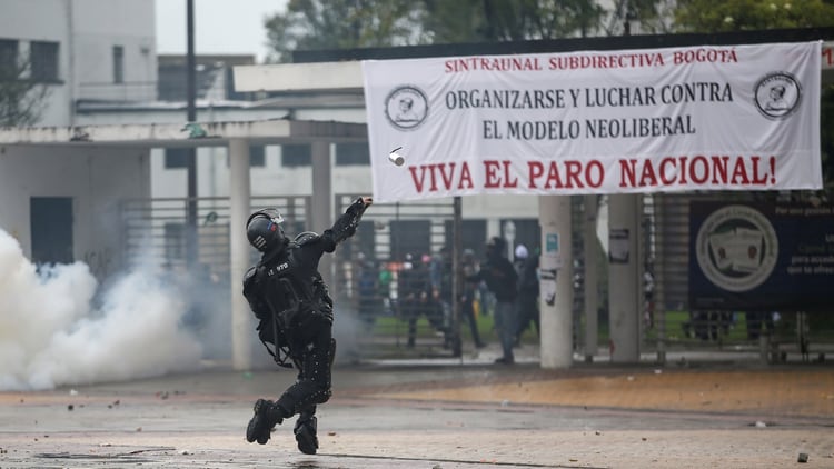 La policía reprimió la protesta en Colombia (REUTERS/Luisa Gonzalez)