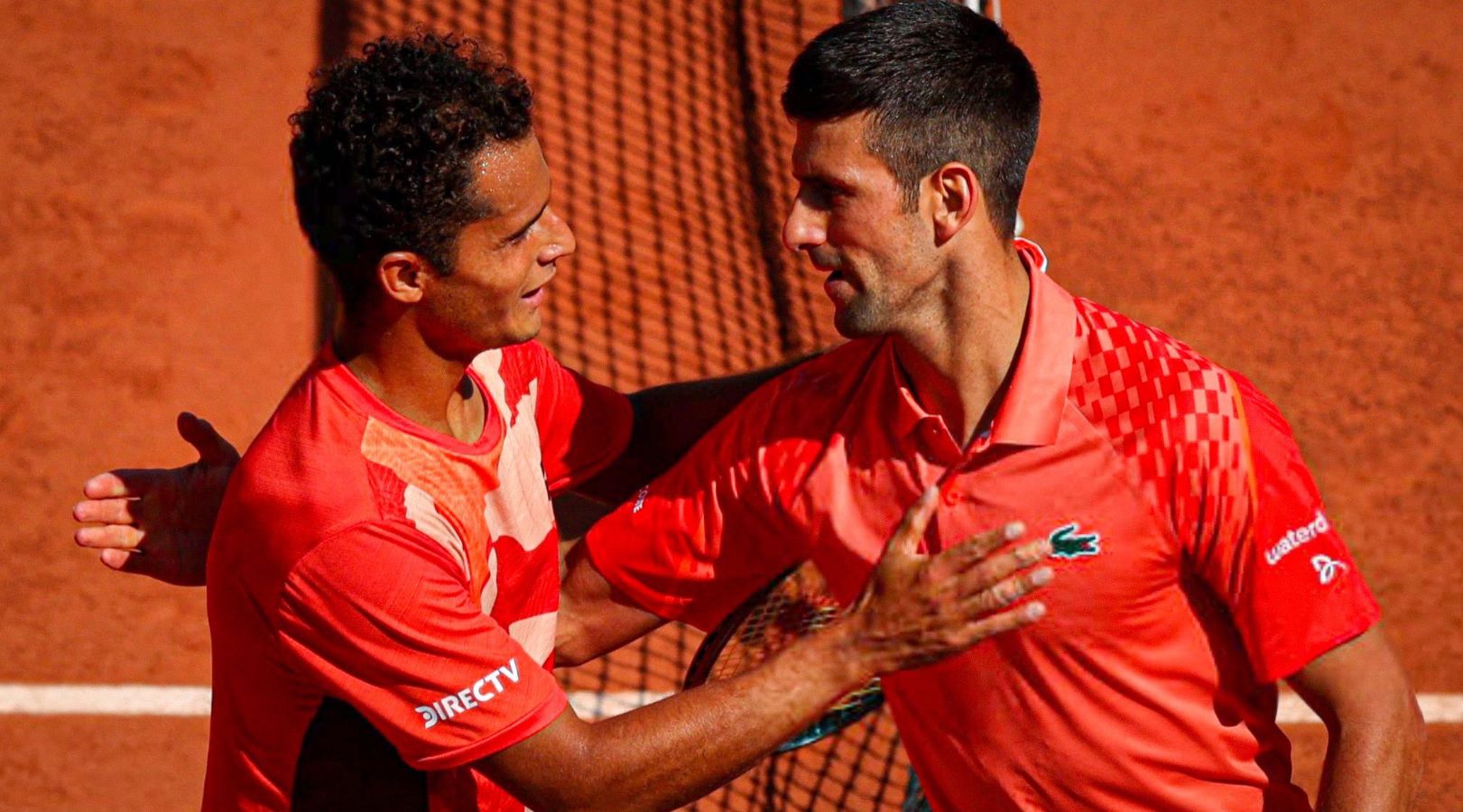 El saludo entre Varillas y Djokovic en el Roland Garros. | Foto: Reuters