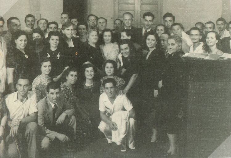 Sobrevivientes de Auschwitz que volvieron a Rodas, Grecia. David Galante entre ellos. La imagen se publicó en 