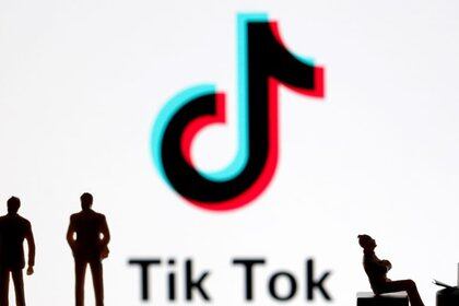 Figuras 3-D frente al logo de Tik Tok en esta ilustración del 7 de noviembre del 2019. Foto tomada el 7 de noviembre del 2019. REUTERS/Dado Ruvic/Ilustración