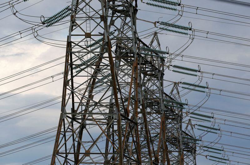 FOTO DE ARCHIVO: Líneas eléctricas de alta tensión cerca de la planta nuclear de Golfech en la frontera del río Garona entre Agen y Toulouse, Francia, 18 de julio de 2018. REUTERS/Regis Duvignau