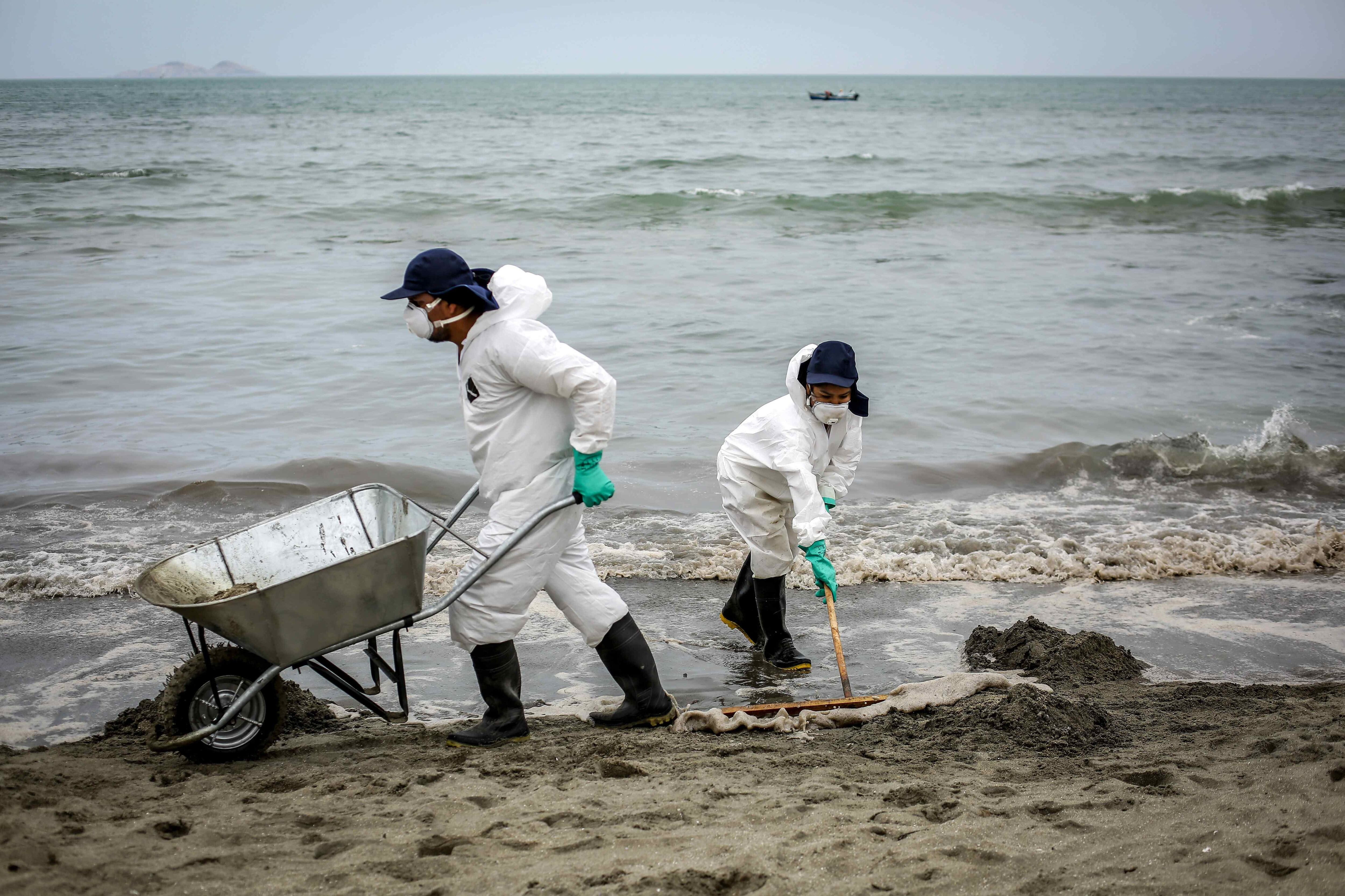 Fotografía de archivo de las labores de limpieza en las playas de Ancón (Perú). EFE/Stringer