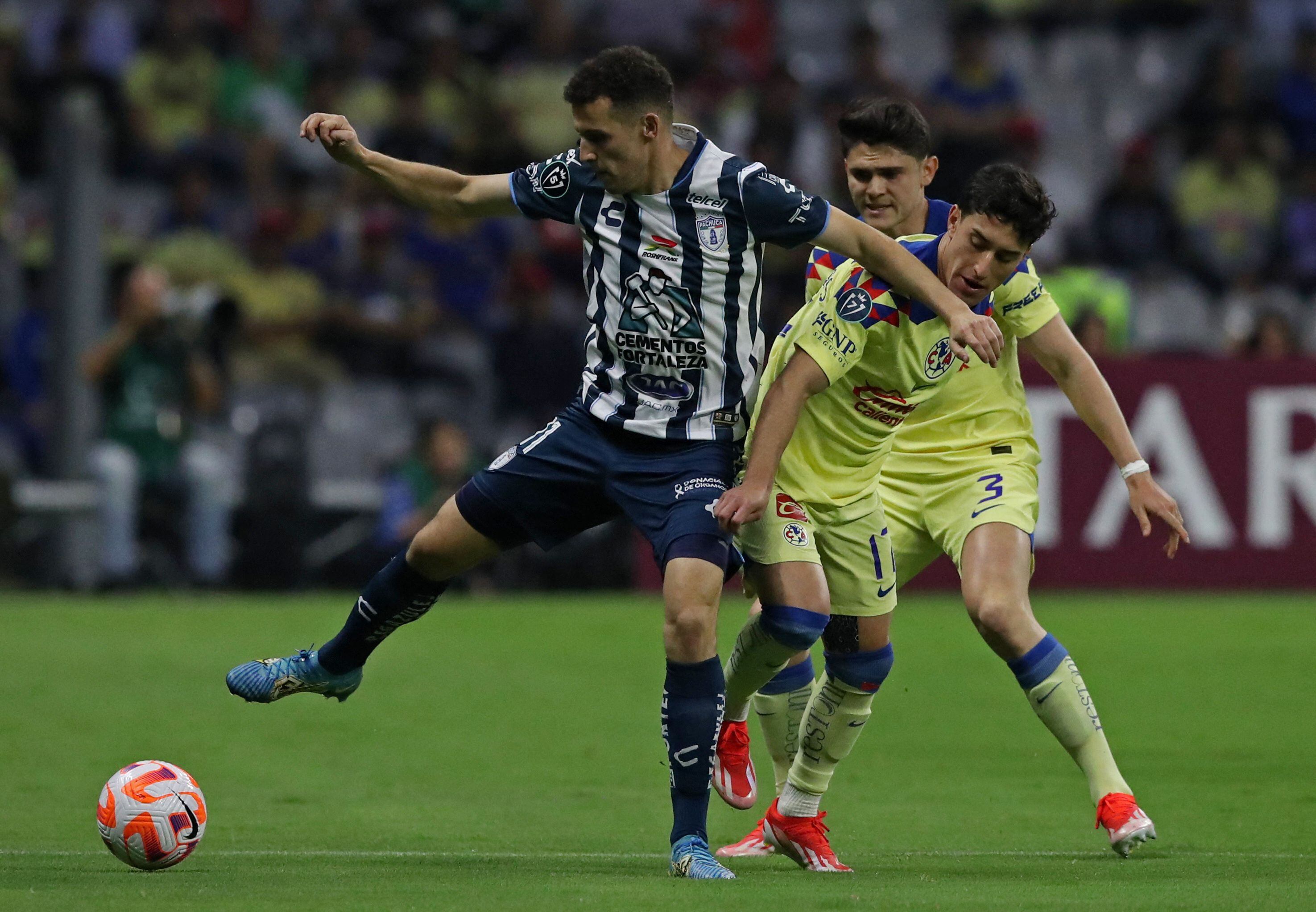 Soccer Football - CONCACAF Champions Cup - Semi Final - First Leg - America v Pachuca - Estadio Azteca, Mexico City, Мексико - Април 23, 2024 America's Alejandro Zendejas in action with Pachuca's Oussama Idrissi REUTERS/Henry Romero