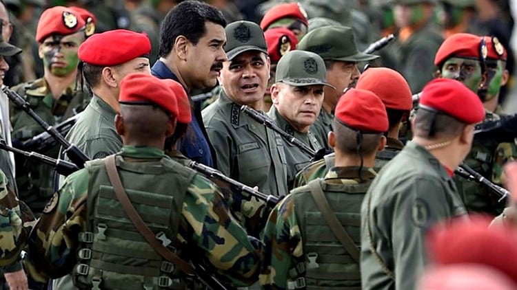 NicolÃ¡s Maduro, junto a Vladimir Padrino LÃ³pez, ministro de Defensa y Comandante EstratÃ©gico de la Fuerza Armada Nacional Bolivariana