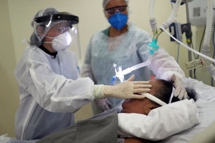 La cirujana dental Denise Abranches trata a un paciente de coronavirus en la UCi del Hospital Municipal Parelheiros de Sao Paulo, Brasil. 8 abril 2021. REUTERS/Amanda Perobelli