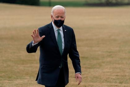 El presidente de Estados Unidos, Joe Biden, fue registrado este miércoles a su retorno a la Casa Blanca, luego de visitar Wilmington, en Washington DC (EE.UU.). EFE/Chris Kleponis

