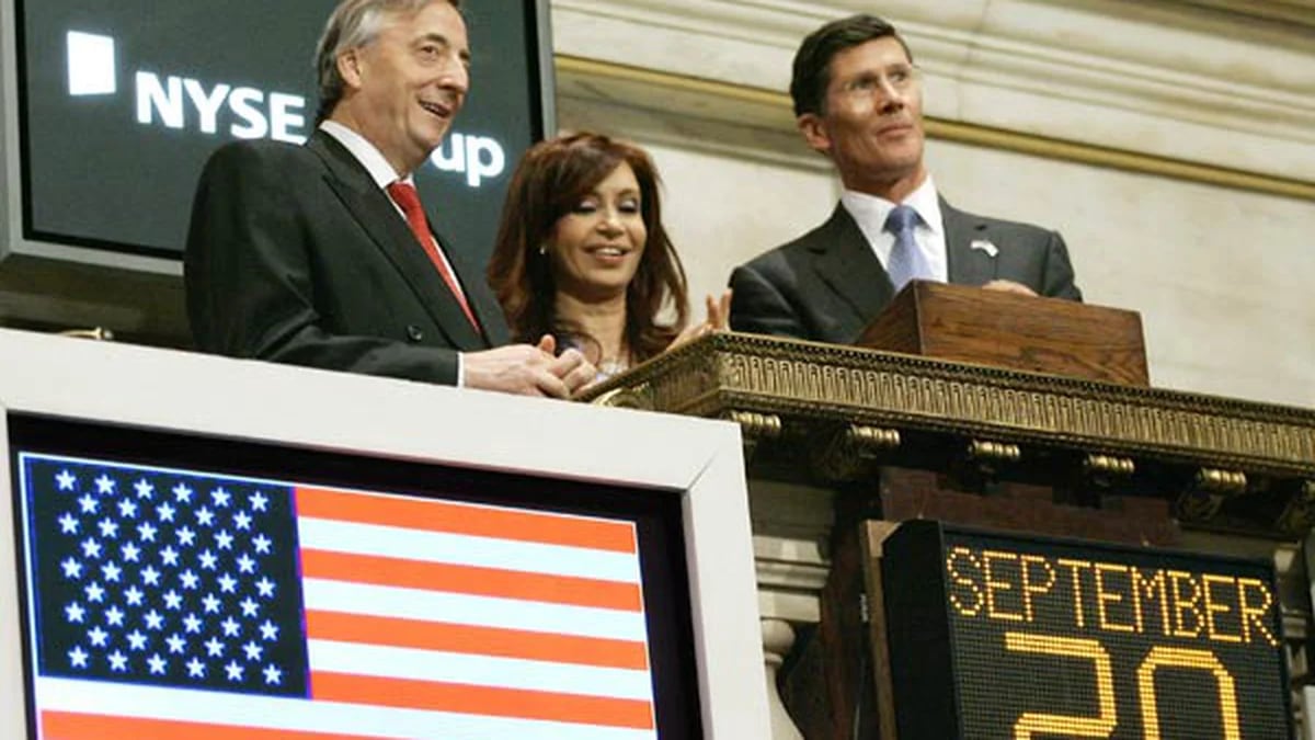 Cuáles fueron los presidentes argentinos que hicieron sonar la campana de la Bolsa de Nueva York antes que Milei