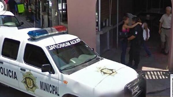 La foto del frente de la comisaría de Reynosa muestra al marido abrazado a una mujer