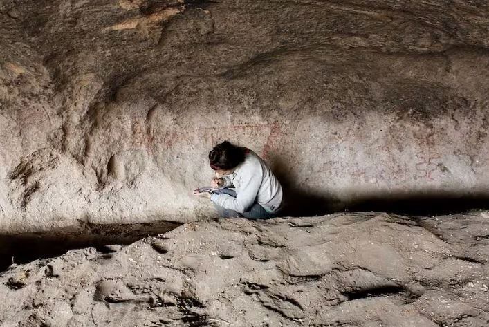 Guadalupe Romero Villanueva registra las pinturas en la cueva Huenul 1 (gentileza revista Science)