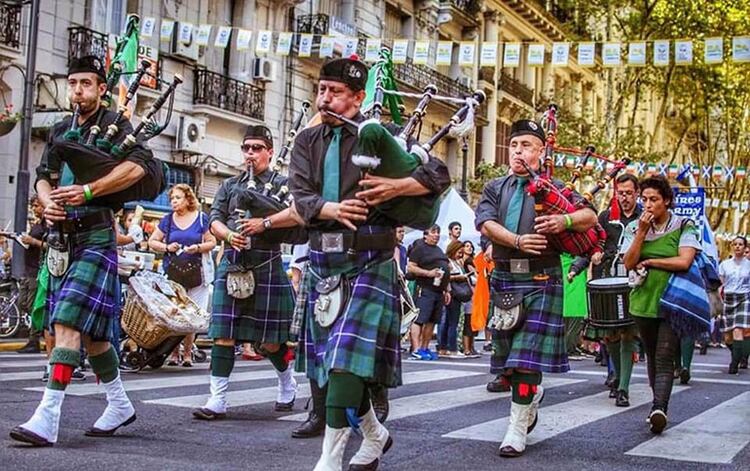 Desfile de la “marcha verde” en el centro porteño (Foto: Asociación Argentino Irlandesa Almirante Brown)