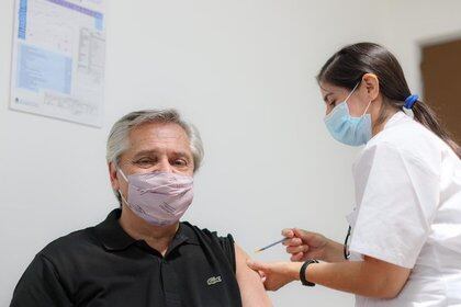 El presidente de Argentina recibe la primera dosis de la vacuna rusa contra la COVID-19 