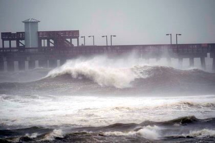 El oleaje del martes en Gulf Shores, Alabama, la zona donde el huracán tocó tierra este miércoles. El ritmo lento de avance le permite acaparar una enorme cantidad de agua que descargar luego en tierra. (AP Foto/Gerald Herbrt)