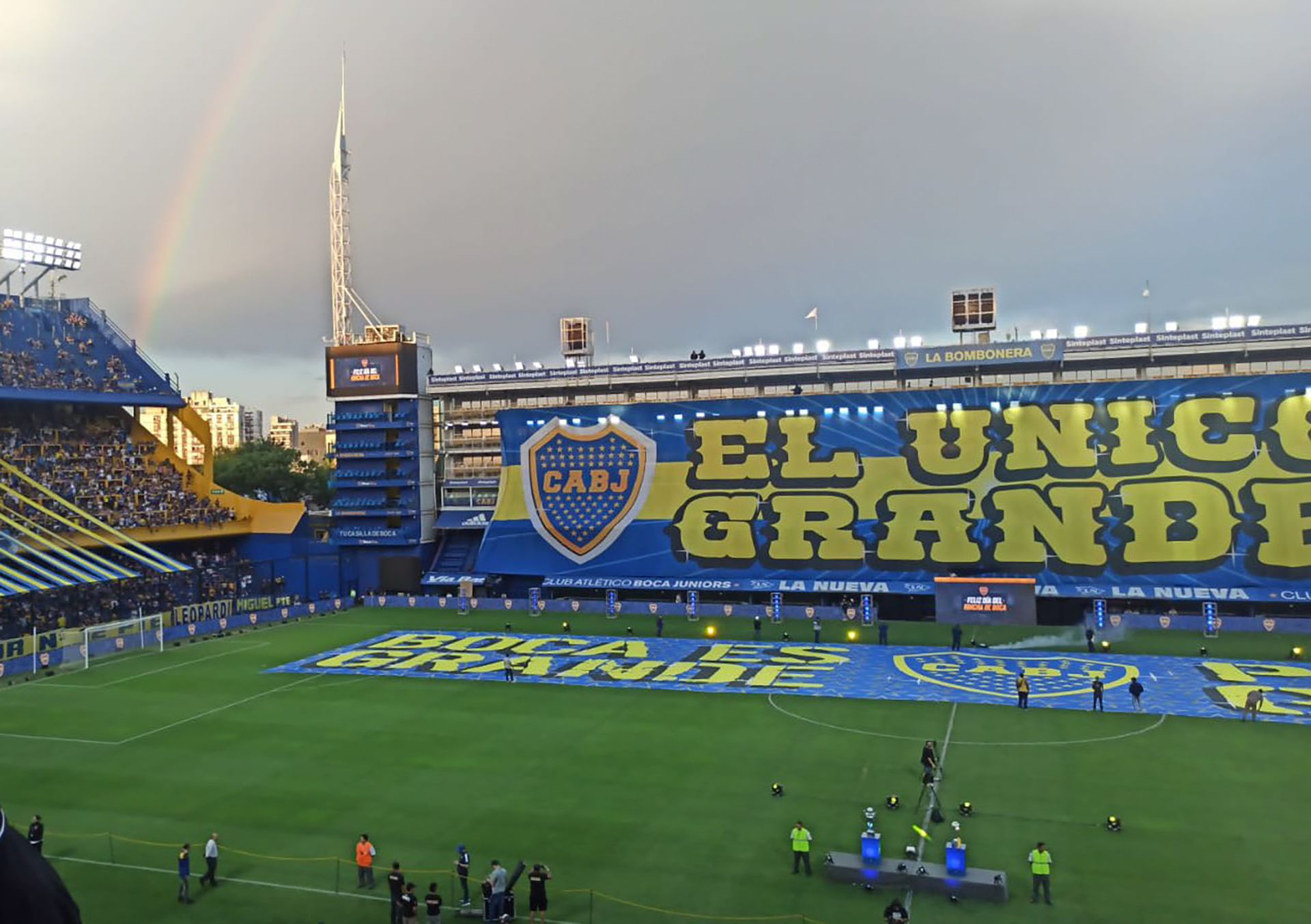 La bandera gigante en los palcos del escenario xeneize (@la12tuittera)