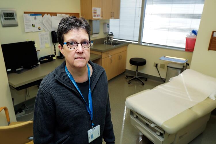 La doctora Lisa Jackson, investigadora principal del Kaiser Permanente Washington Health Research Institute, hace una pausa en un pasillo del centro el domingo 15 de marzo de 2020 en Seattle (AP)