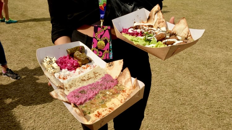 La cadena de locales de comida árabe SHAMI ofreció en menú repleto de las recetas que lo caracterizan. Entre los más novedosos: un plato gigante de hummus y dips para compartir (China Soler)