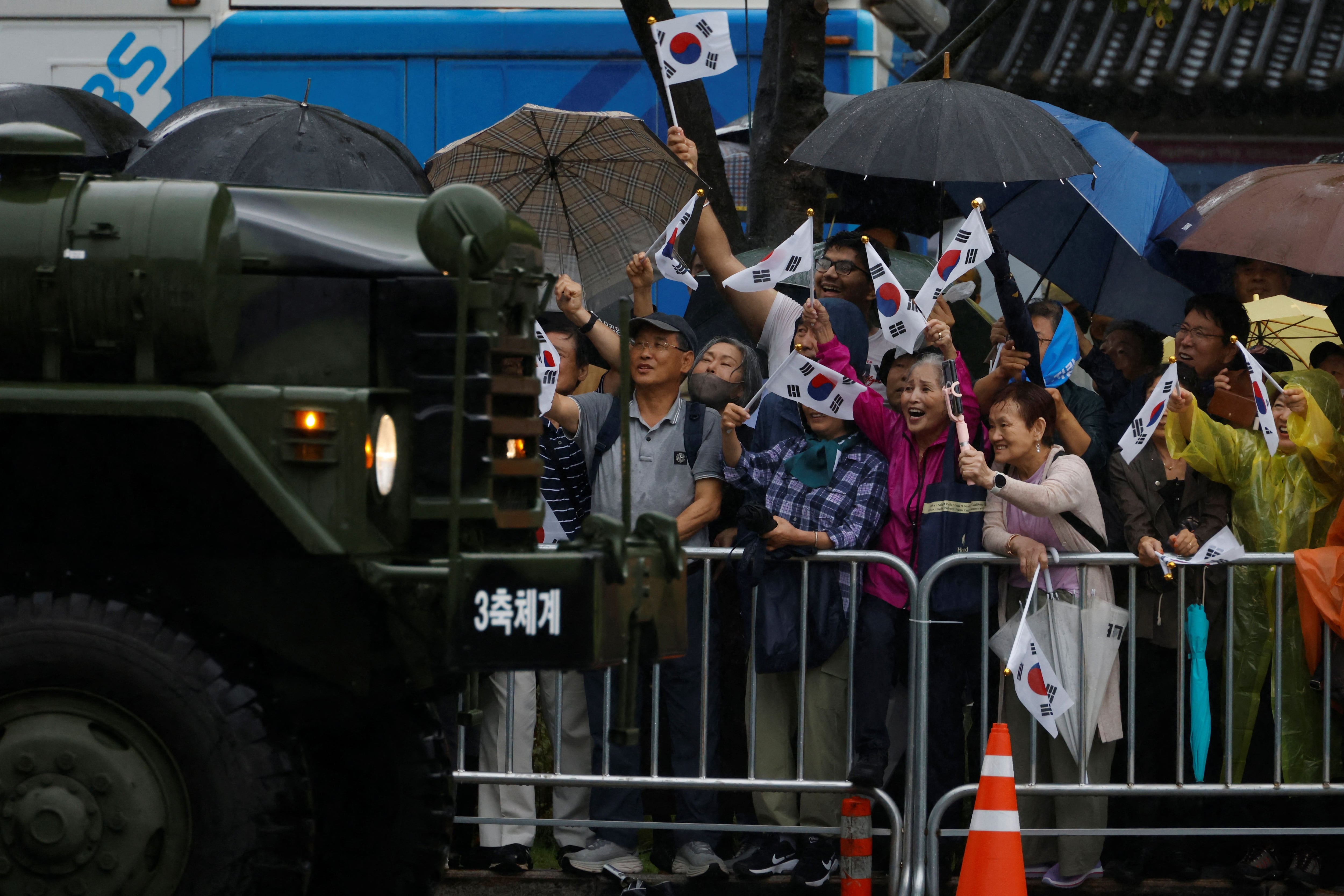 La gente saluda a los soldados (REUTERS/Kim Soo-hyeon)