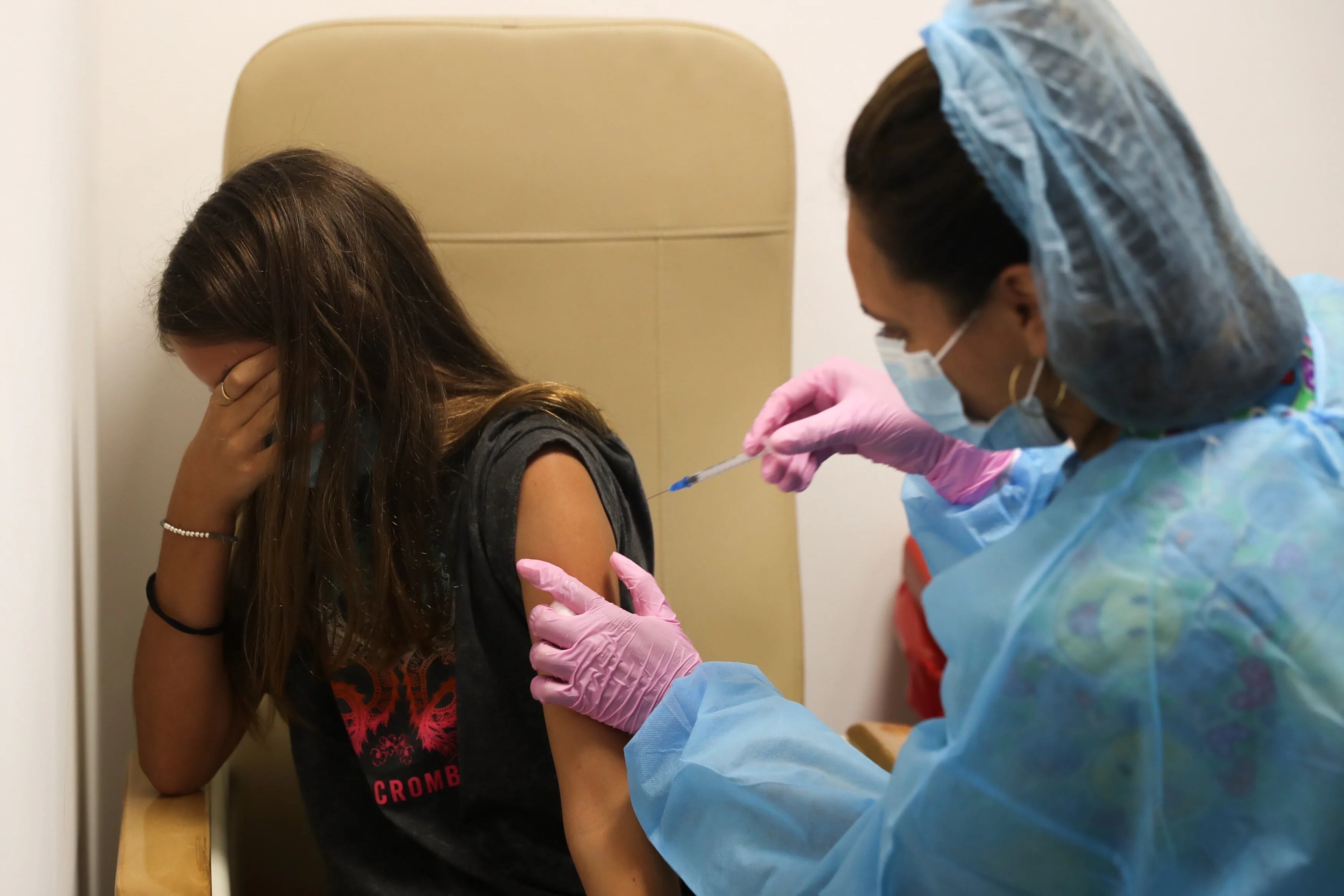 Una niña recibe la vacuna contra la COVID-19, hoy durante el inicio de las jornadas de vacunación para niños entre 5 y 11 años, en Montevideo (Uruguay). EFE/Alejandro Prieto
