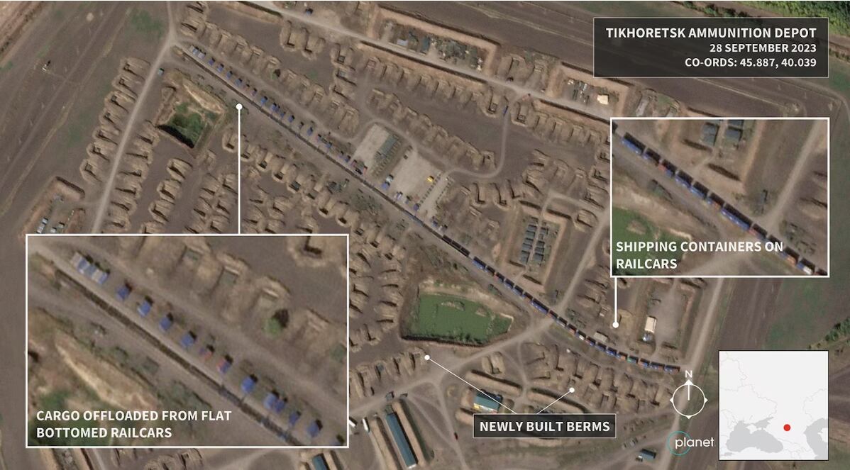 Las imágenes muestran una rápida expansión de las fosas de municiones en un depósito cerca de Tikhoretsk, a unas 180 millas de la frontera ucraniana (Royal United Services Institute y Planet Labs)