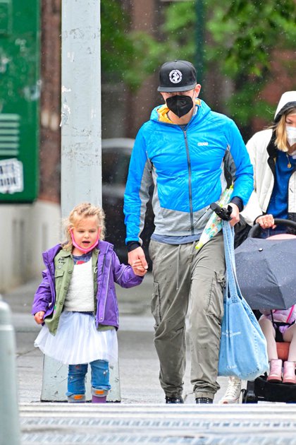 Bradley Cooper llevó a su hija Lea De Seine al colegio en Nueva York. El actor cargó un bolso y dos paraguas en su mano: el suyo y el de su hija