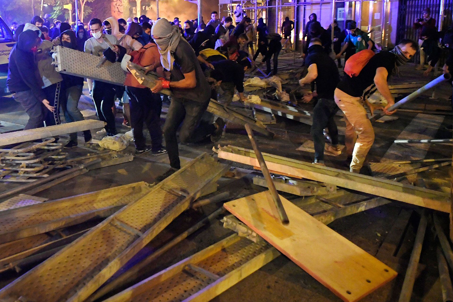 “Si antes eran 50 o 100 chicos tirando piedras a la policía, ahora eran 1.000 o 2.000", contó un periodista que cubrió esta y otras protestas independentistas catalanas  (Photo by LLUIS GENE / AFP)