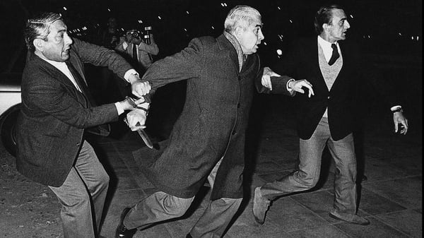 La famosa foto que hizo Enrique Rosito (Argra) cuando el militar sacó un cuchillo y atacó a jóvenes que lo insultaban en la Plaza de Mayo