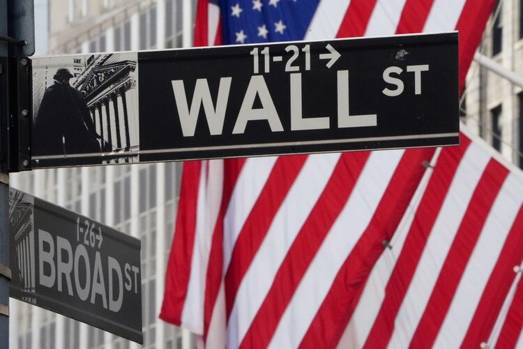 Una señal de Wall Street frente a la Bolsa de Nueva York, que sufre una caída histórica como consecuencia del COVID19 (REUTERS/Carlo Allegri/File Photo)