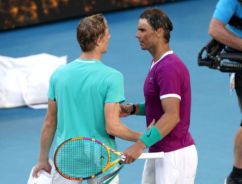 Tenis - Open de Australia - Melbourne Park, Melbourne, Australia - 25 de enero de 2022 El canadiense Denis Shapovalov y el español Rafael Nadal tras su partido de cuartos de final REUTERS/Loren Elliott