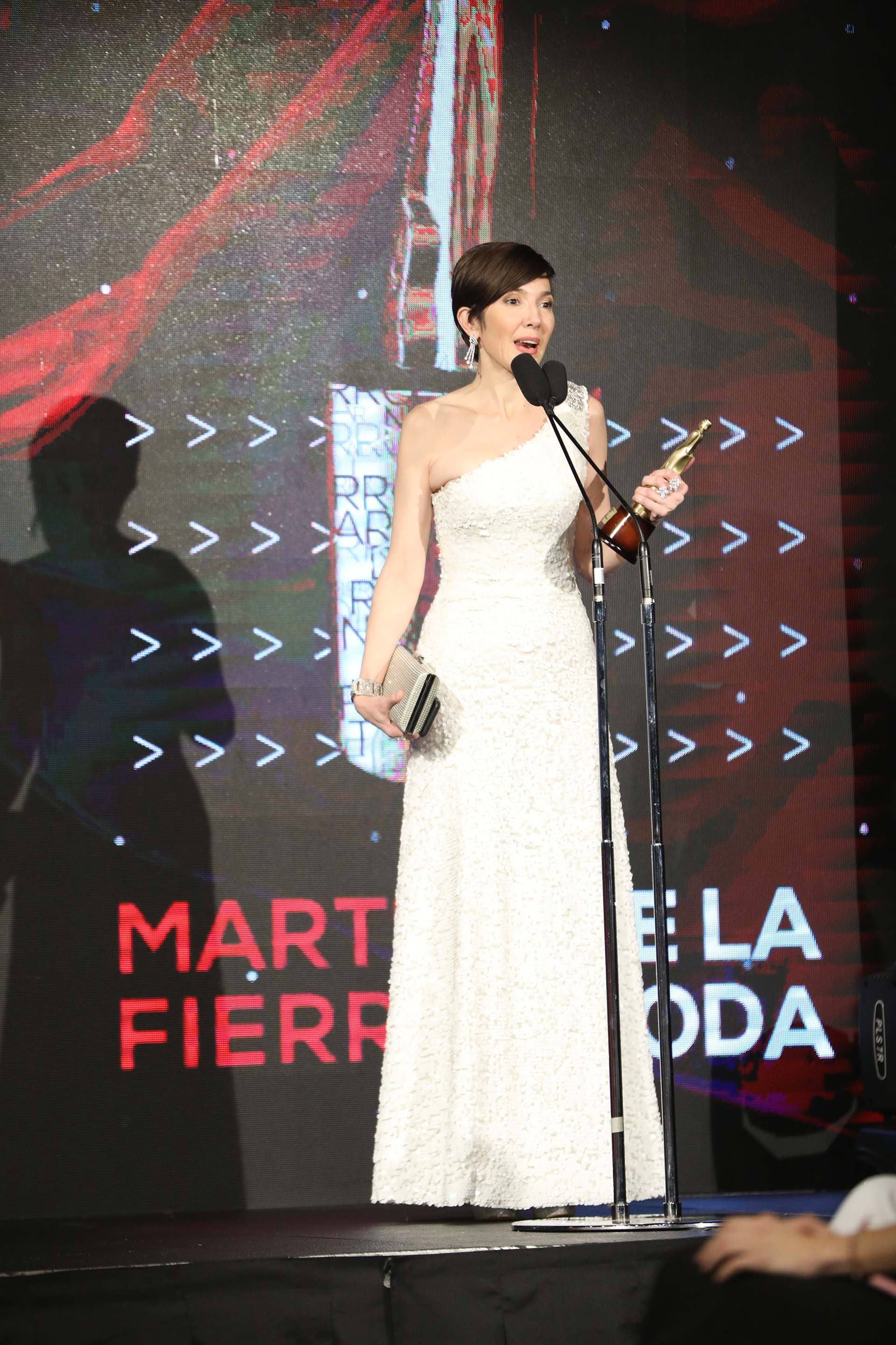 Cristina Pérez, de Telefe Noticias, ganó el Martín Fierro por Mejor estilo conductora de noticiero. La periodista pidió sobre el escenario que no se olvidaran de los inundados de La Matanza y agradeció emocionada la distinción. Llegó al Tattersall acompañada de su novio Yoel Freue, con un diseño nupcial de los hermanos Iara. Le dijo a Teleshow: "¿Por qué lo gané? Supongo porque tratar de comunicar es estar bien ante la gente. A mí me encanta la ropa, me parece un ritual. Tiene que ver con que me crié con una abuela modista y amo los trapos. Esa magia que creando algo uno puede salir a la vida mejor"
