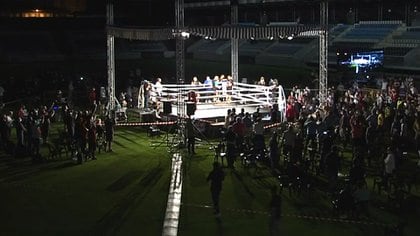 Solo 400 personas pueden estar en las sillas alrededor del ring (Captura de TV)