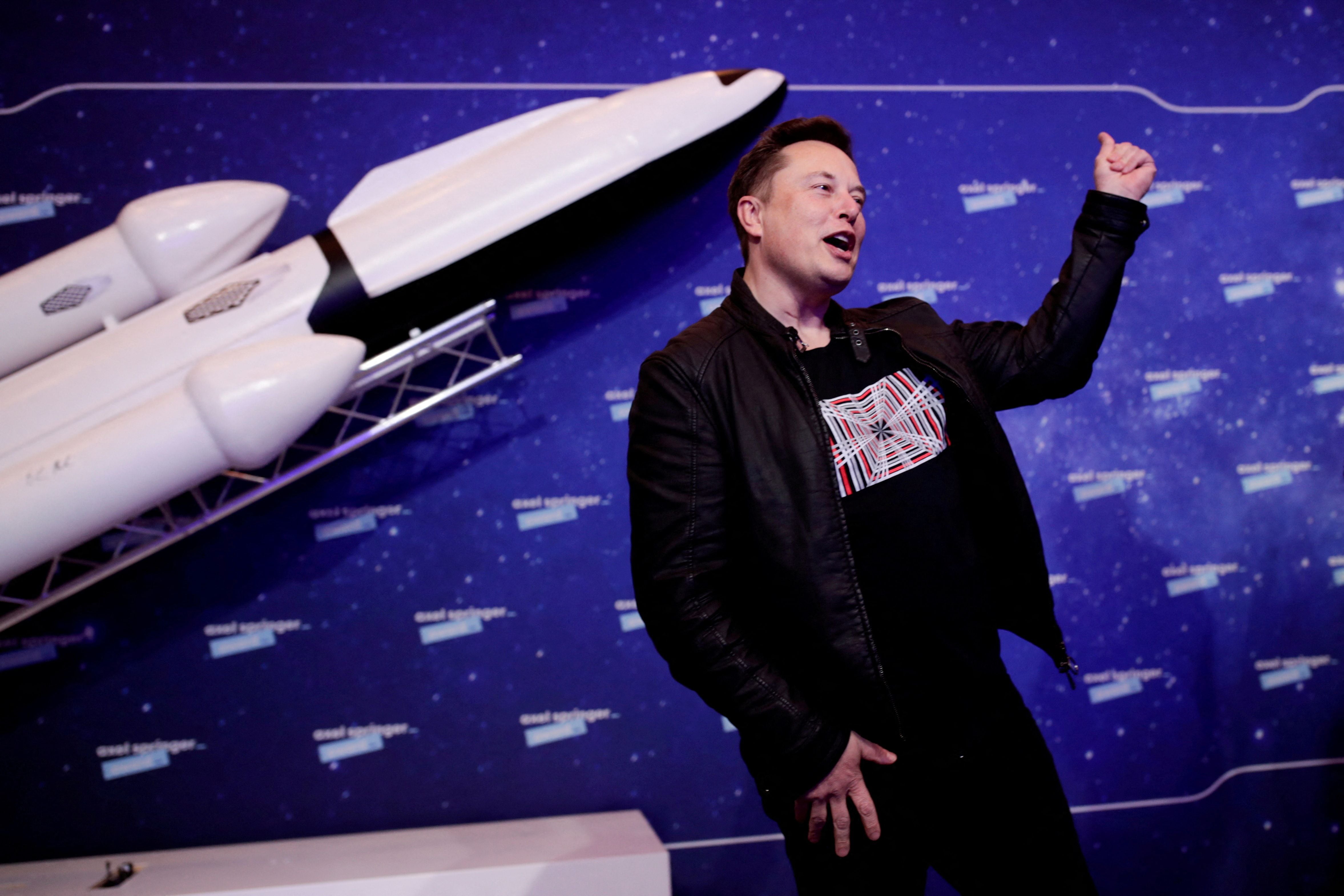 Elon Musk con su agencia espacial Space X tiene estimado ampliar la señal en los lugares más alejados. (Foto: REUTERS/Hannibal Hanschke/Pool/File Photo)