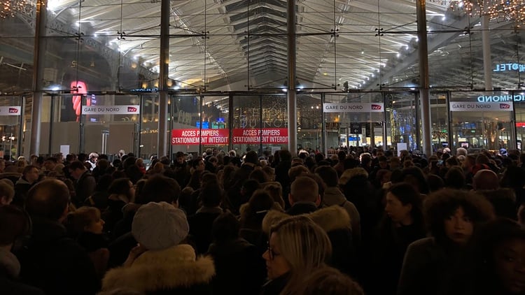 Cientos de personas fueron evacuadas de la importante estaciÃ³n de trenes Gare du Nord (@nhsusana)