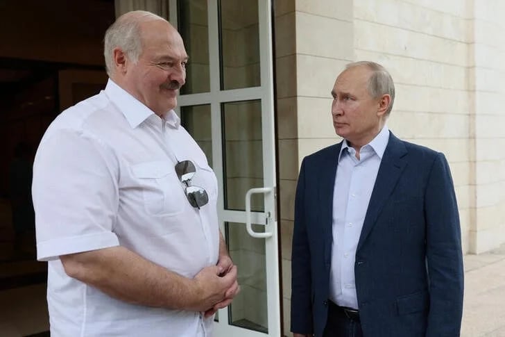 El dictador bielorruso, Alexander Lukashenko, junto a Putin durante una reunión en la residencia Bocharov Ruchei de Sochi, Rusia. (Sputnik/Gavriil Grigorov/Kremlin vía Reuters). 
