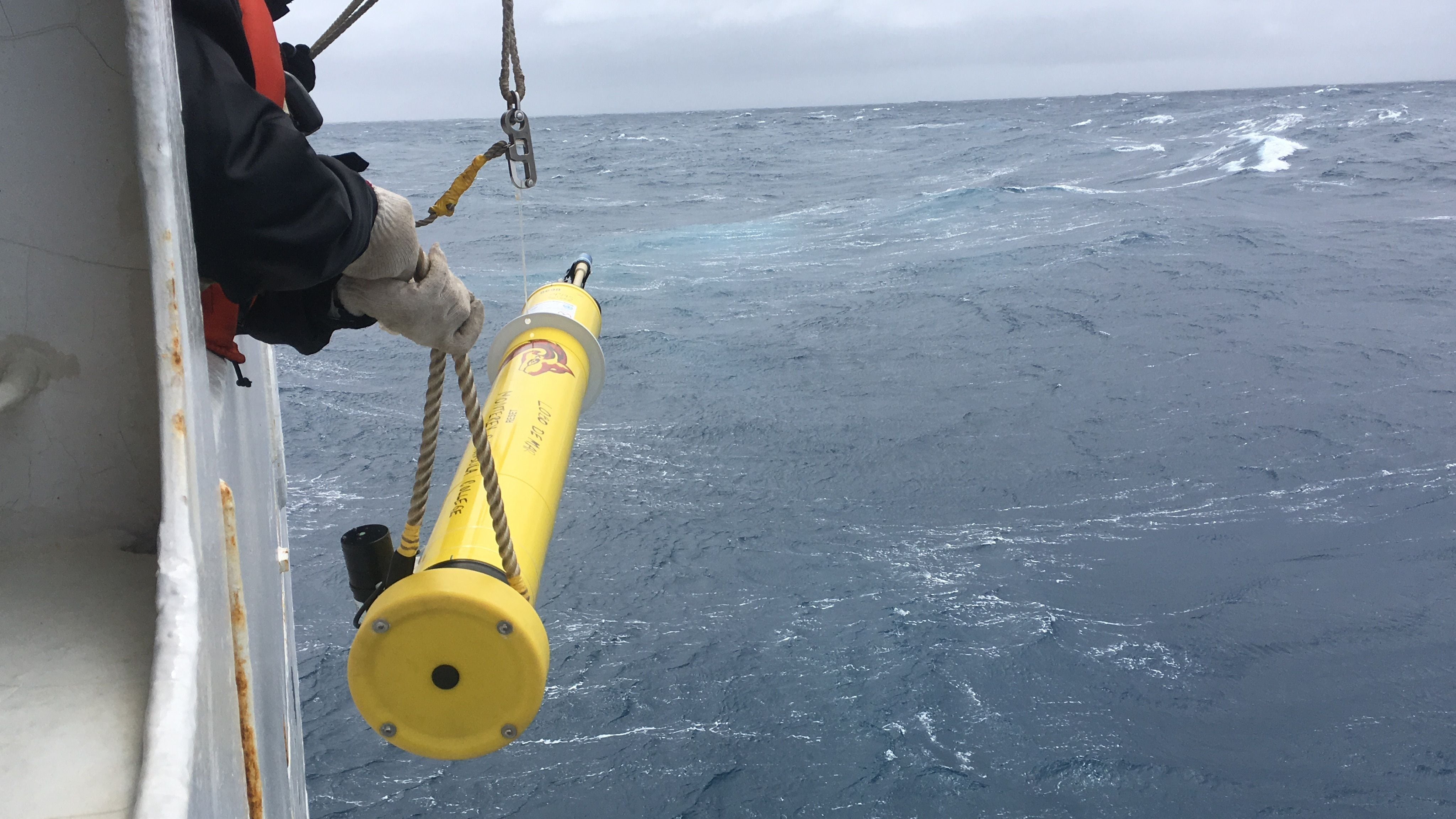 Los investigadores sueltan una boya Argo en el océano Atlántico (EFE/Isa Rosso/SOCCOM/Foto cedida)

