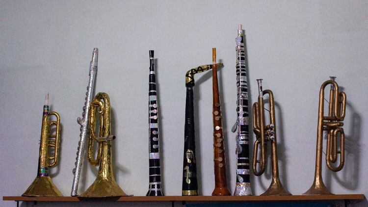 Los instrumentos son construidos por los propios integrantes de Papelnonos. Foto: Rocío Fresno Navarro.