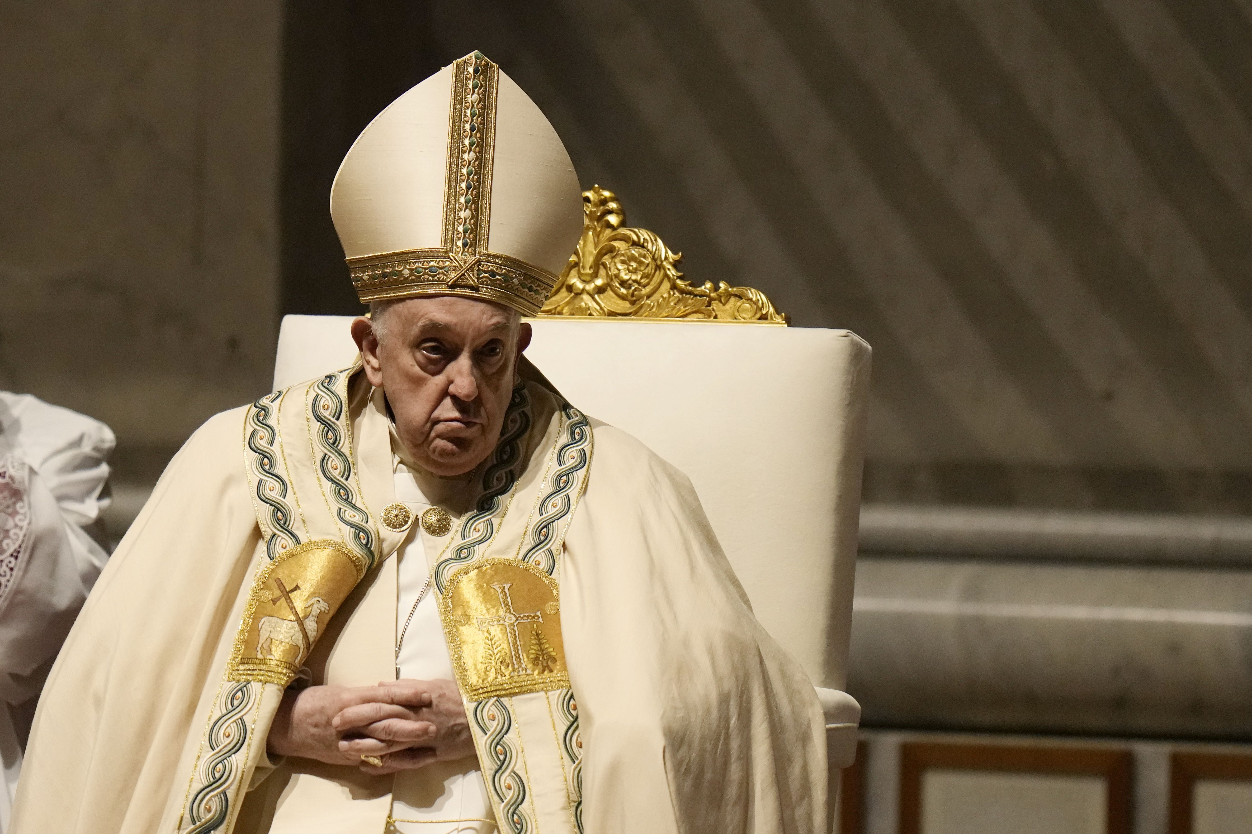 El papa Francisco reveló las maniobras del cónclave de 2005 para obstaculizar la elección de Joseph Ratzinger. (AP/Alessandra Tarantino)