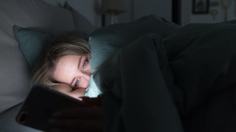 Al momento de interrumpir el ciclo de sueño las personas deben evitar mirar a sus pantallas (Shutterstock.com)