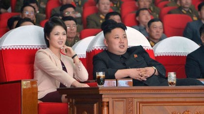 Ri Sol Ju, junto a Kim Jong Un, en enero de 2020