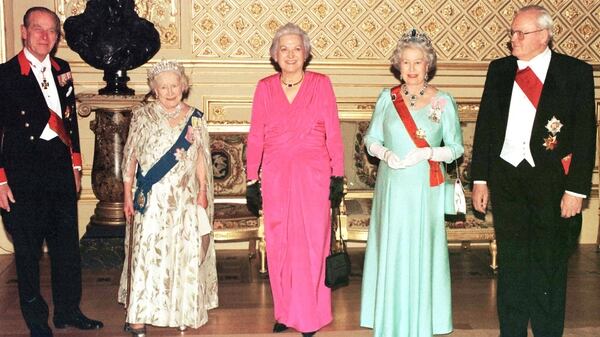 En 1998 la reina Isabel II lleva la corona Vladimir en una cena de Estado en el palacio Buckingham