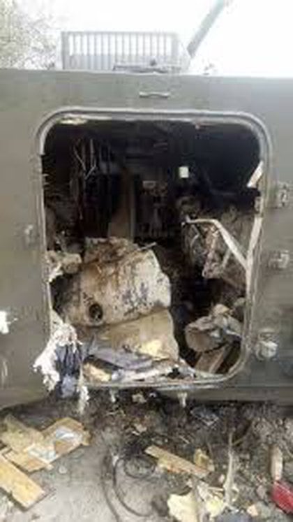 Otra imagen de uno de los vehículos blindados 6x6 WZ551 de Norinco comprados por el gobierno de Kenia y destruido en Kenia por terroristas islámicas en la frontera con Somalía (The Standard)