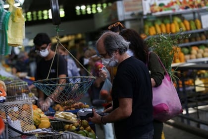 Personas compran hortalizas en un mercado en Caracas, Venezuela, 9 de mayo de 2020 (REUTERS / Fausto Torrealba)