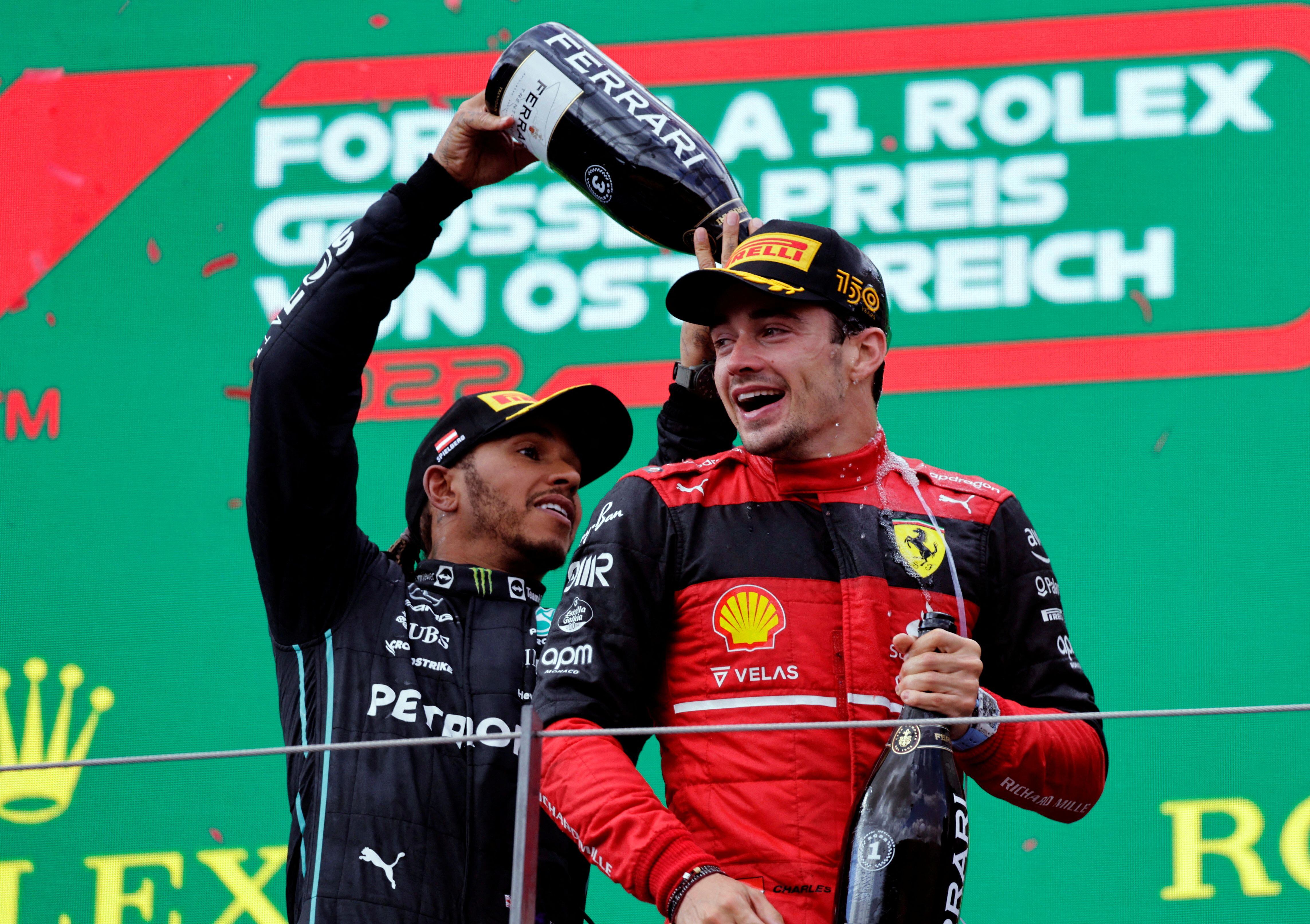 Lewis Hamilton y Charles Leclerc serán compañeros en 2025 (REUTERS/Leonhard Foeger/File Photo)