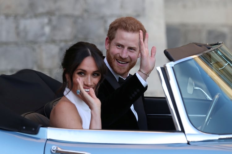 Los recién casados duques de Sussex, Meghan Markle y el príncipe Harry, dejando el castillo de Windsor después de su boda para asistir a una recepción nocturna en Frogmore House el 19 de mayo de 2018. Eran tiempos de felicidad plena entre la Familia Real y la popular pareja (Reuters)