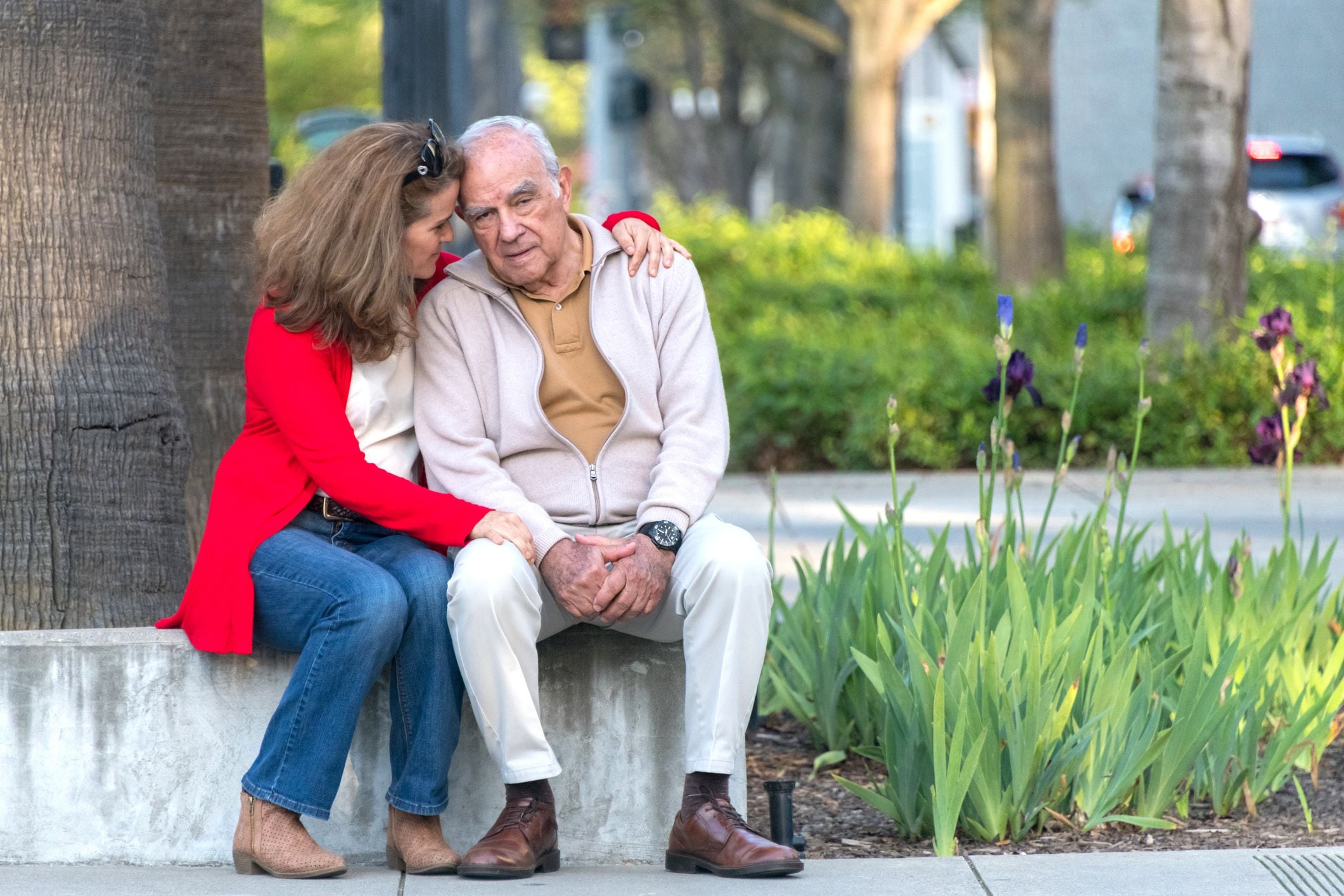 Una persona con Alzheimer junto a su hija (Getty Images).