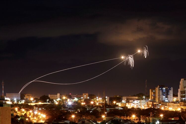El momento en el que los misiles del “Domo de Hierro” interceptan proyectiles (Reuters)