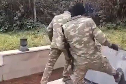 Soldados Azerbaiyán vandalizan cementerio armenio