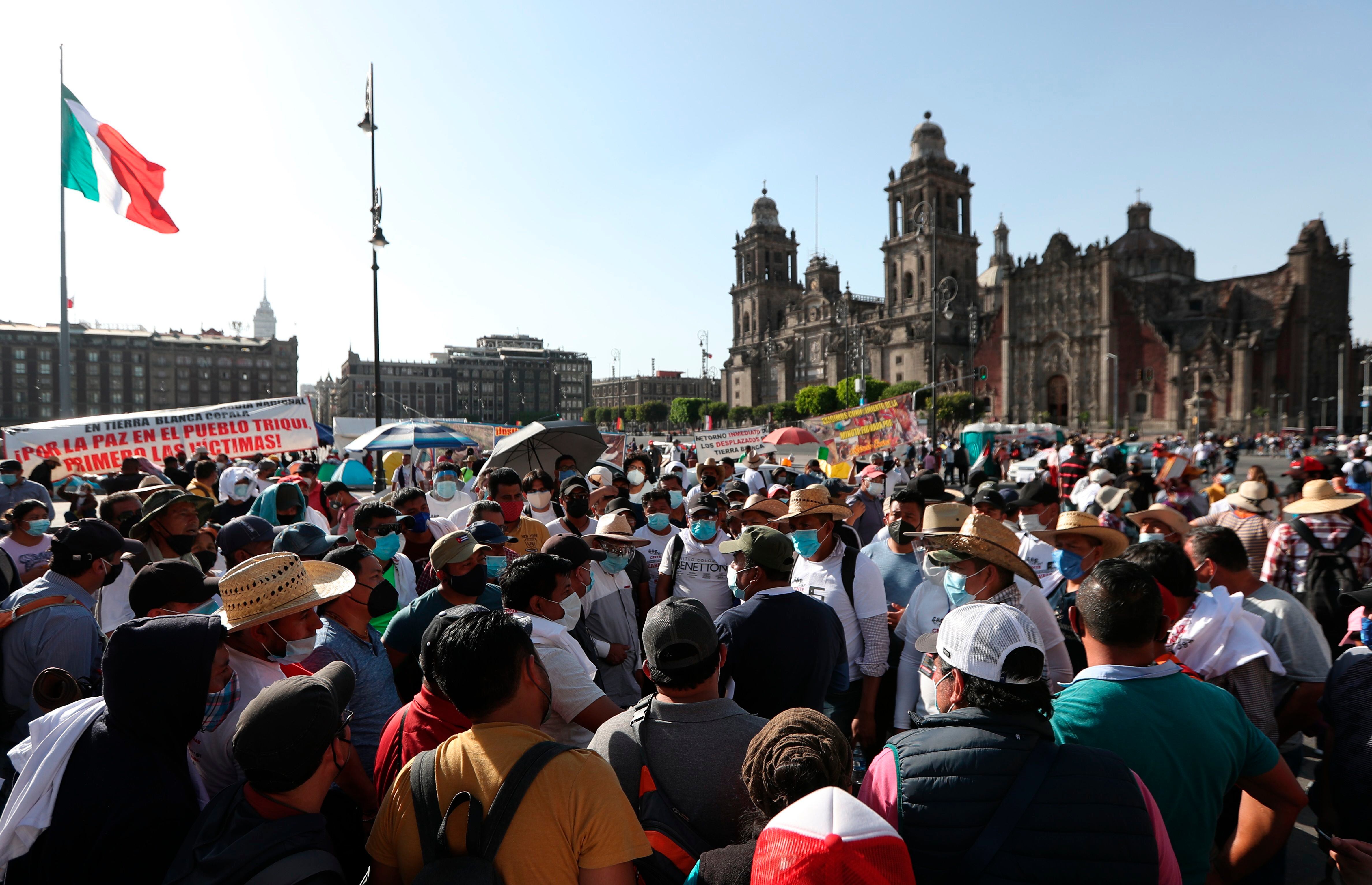 Dissident teachers arrive in Mexico City for dialogue with López Obrador