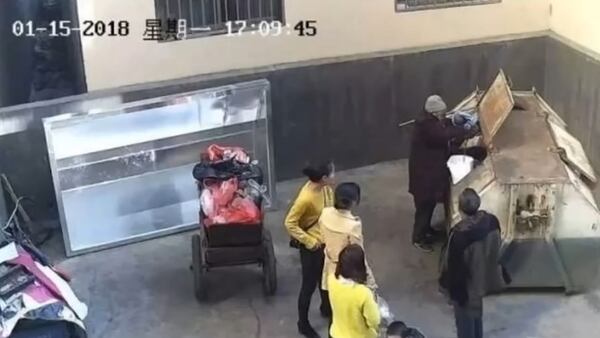 Hombre arroja a su bebe a un contenedor de basura 1